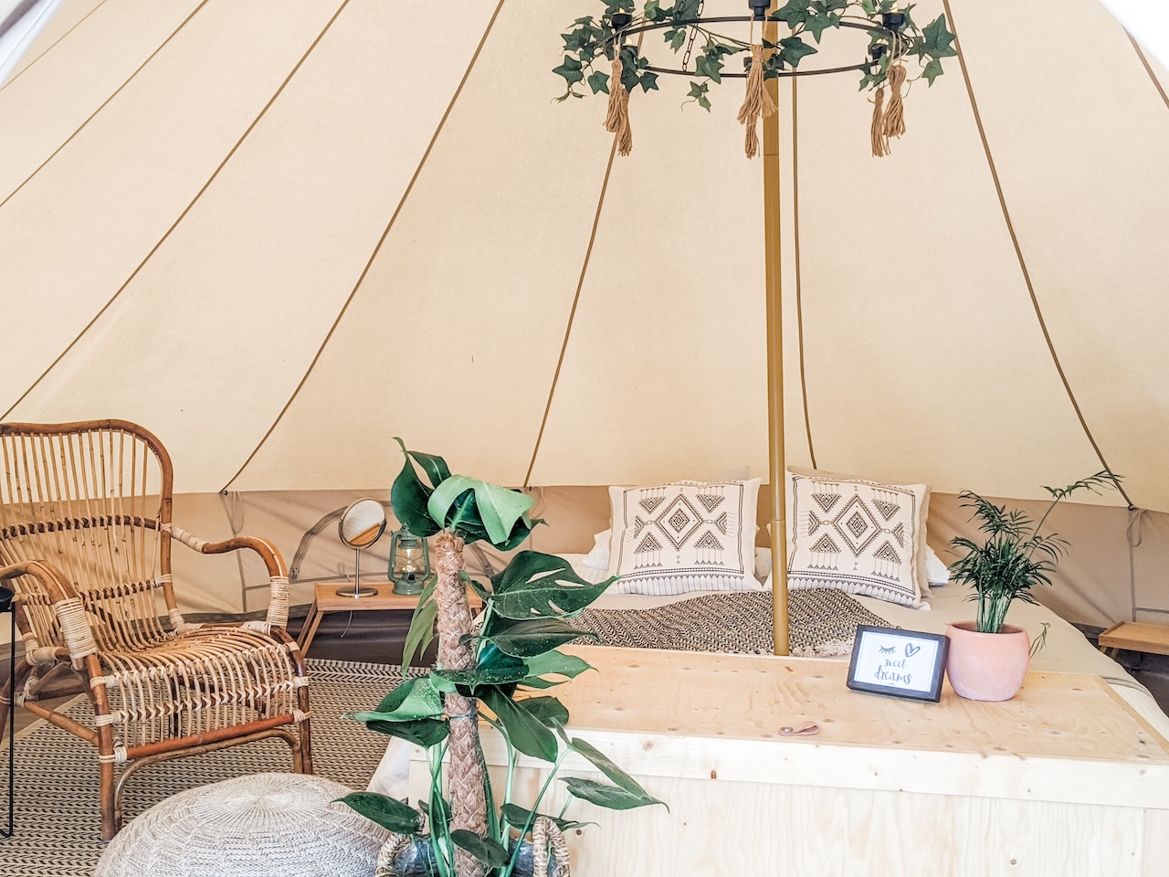inuti ett glampingtält i göteborg